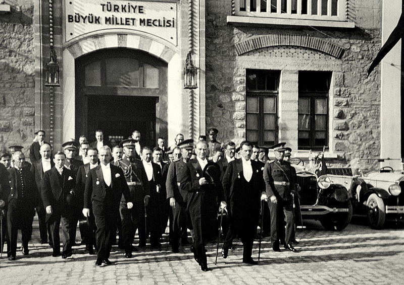 800px-Atatürk_TBMM'den_çıkarken.jpg